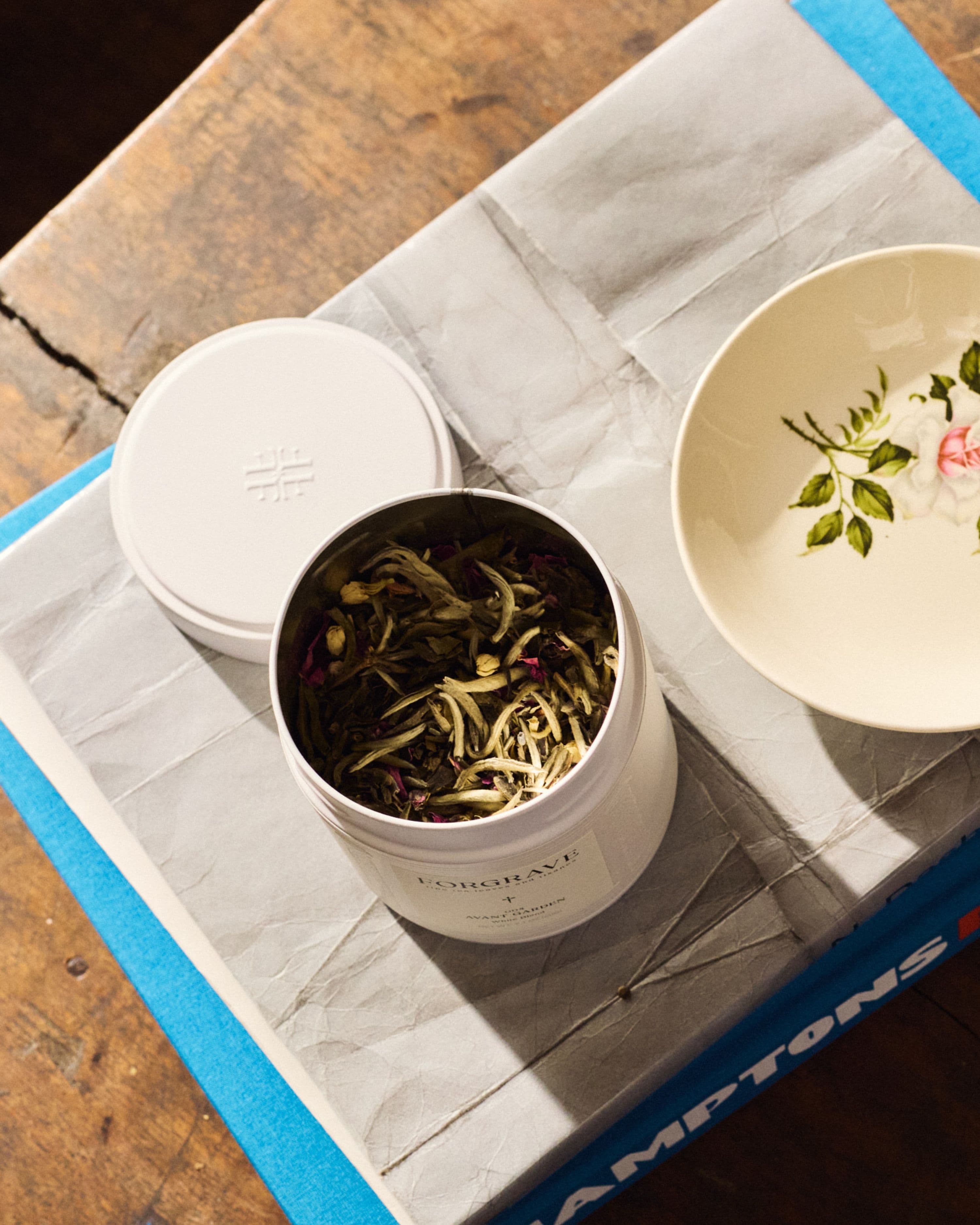 Forgrave 004 Avant Garden white tea blend with jasmine – Medium Caddy lifestyle detail